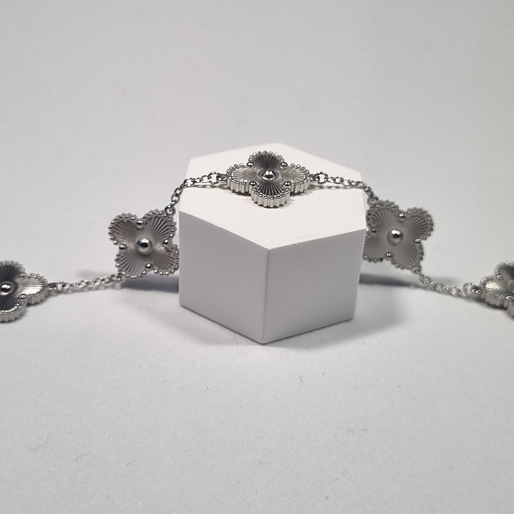 Pulsera tréboles plateados con detalle central