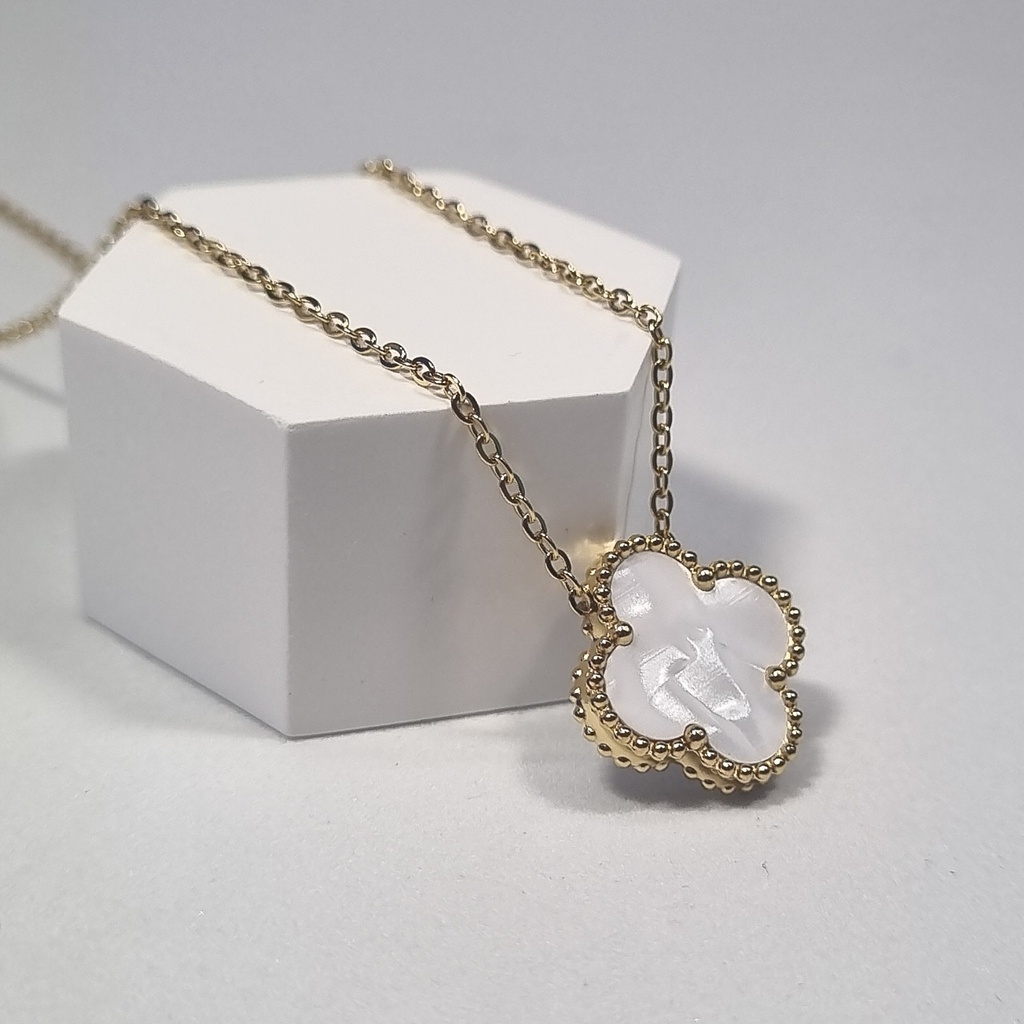 Colgante trébol blanco dorado