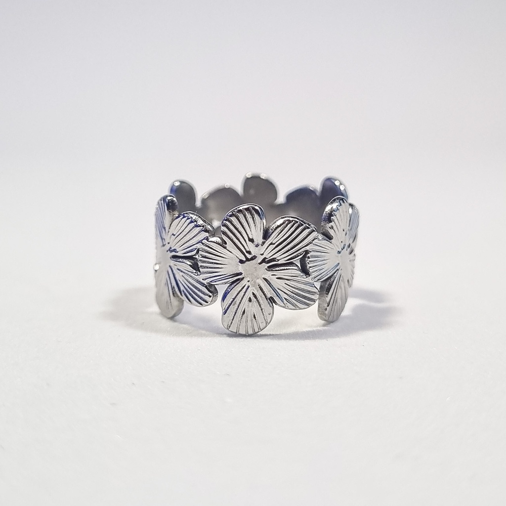 Anillo plateado de flores unidas