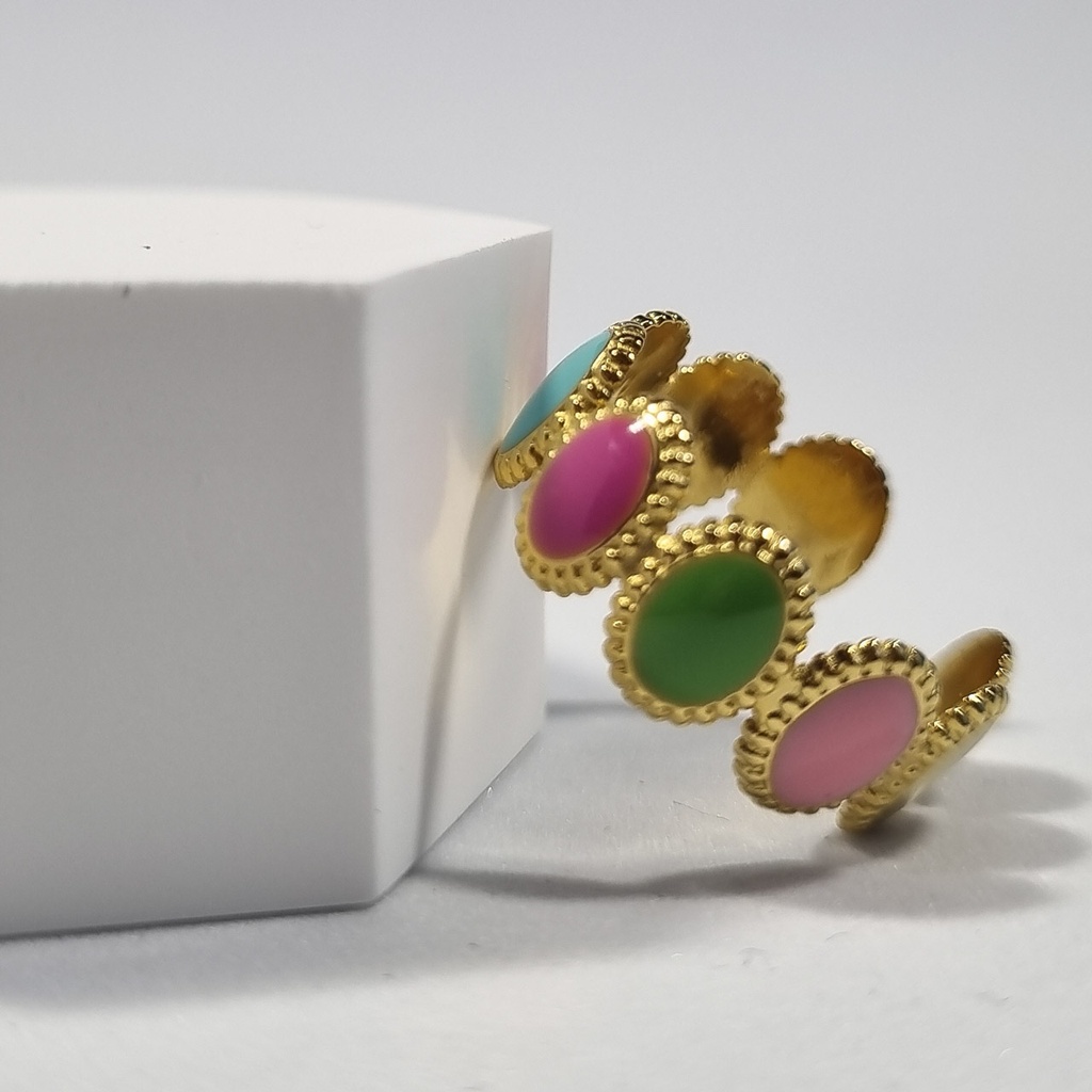 Anillo dorado ovalado multicolor