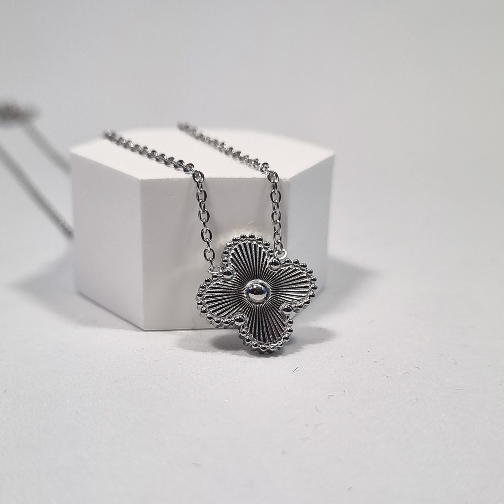 Colgante trébol plateado