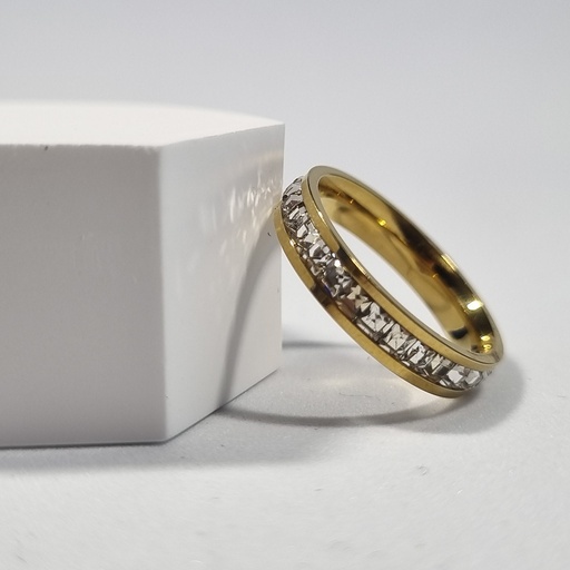 Anillo dorado con brillo central